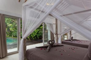 Premium bedding, in-room safe, desk, laptop workspace - Villa Dewi (Seminyak)