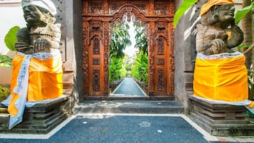 Vista frontal de la propiedad