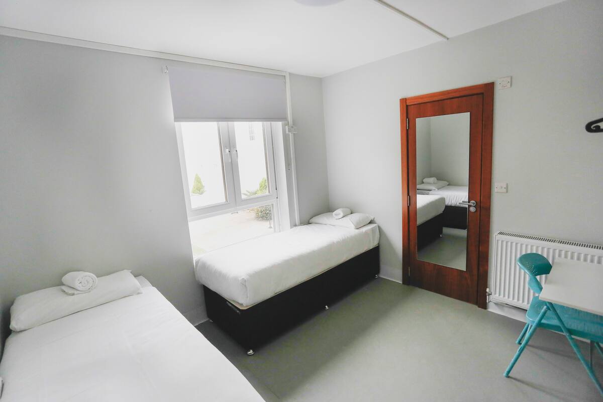 Habitación urbana con 2 camas individuales, 2 camas individuales, vista al jardín | Wifi gratis