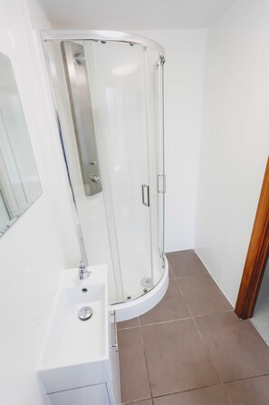 Perusyhteismajoitus, sekamajoitus, näköala puutarhaan (6 beds) | Kylpyhuoneen suihku