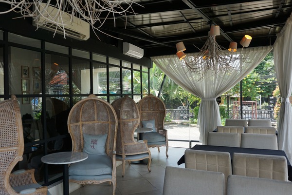 Se sirven almuerzos, cenas y cocina internacional