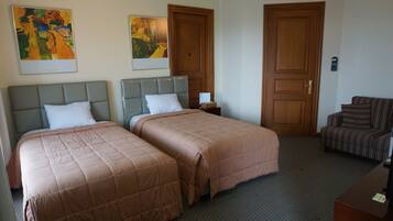 Deluxe dubbelrum eller tvåbäddsrum | Sängtillbehör av högsta kvalitet, skrivbord och strykjärn/strykbräda