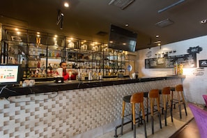 2 bars/lounges
