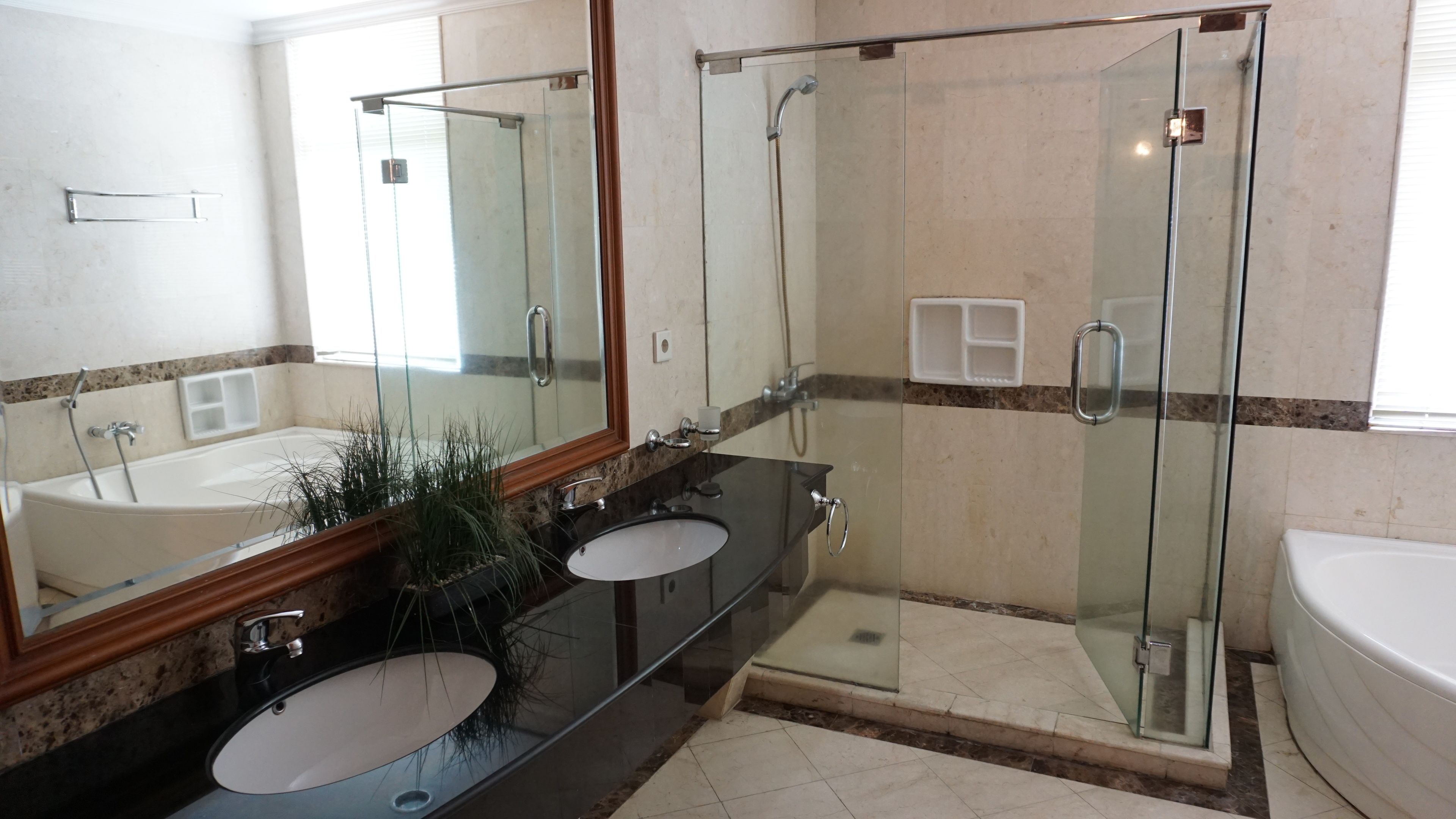 Deluxe kamer, 1 twee- of 2 eenpersoonsbedden | Badkamer | Gratis toiletartikelen, handdoeken, shampoo