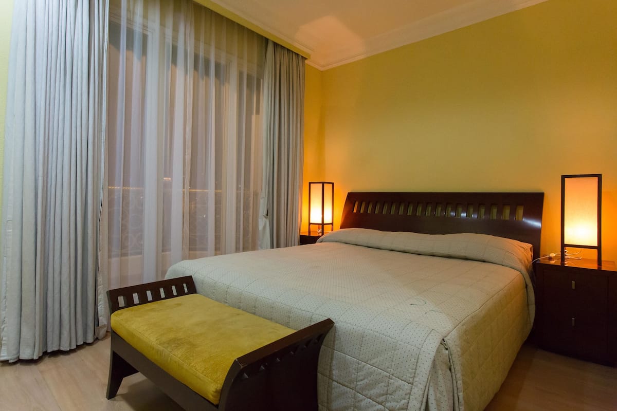 Suite, 2 Bedrooms | 1 bilik tidur, peralatan tempat tidur premium, meja