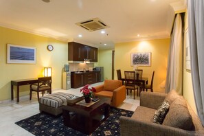 Suite, 2 habitaciones | Área de sala de estar | Televisión LCD 