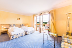 Habitació doble Comfort, balcó | 1 dormitori, roba de llit d'alta qualitat, cobrellits i minibar