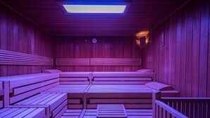 A sauna with wooden benches and a skylight. - Hotel und Landgasthof Altwirt (Holzkirchen)