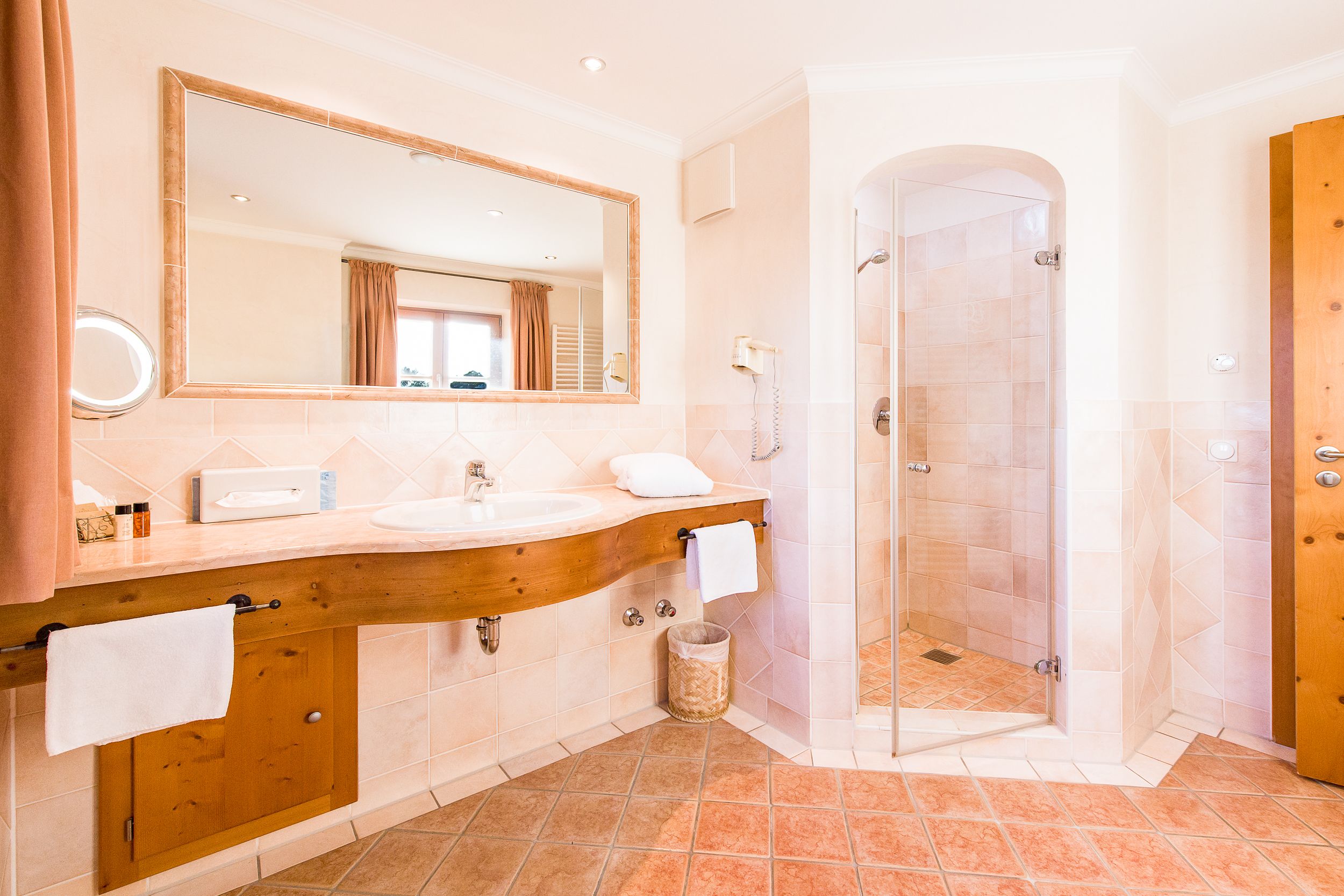 standard double room | bathroom | free toiletries, hair dryer, slippers, towels