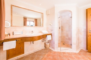 Quarto casal standard | Banheiro | Produtos de toalete grátis, secador de cabelo, chinelos 