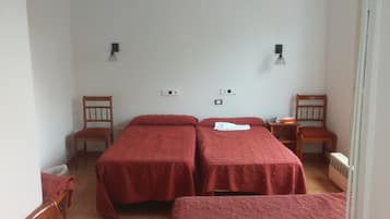 Vierbettzimmer | Schreibtisch, Zustellbetten, kostenloses WLAN