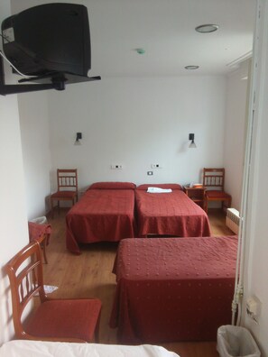 Quadruple Room | Desk, rollaway beds, free WiFi