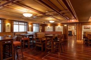 Breakfast, lunch and dinner served - Ceann Sibeal Hotel (Ballyferriter)