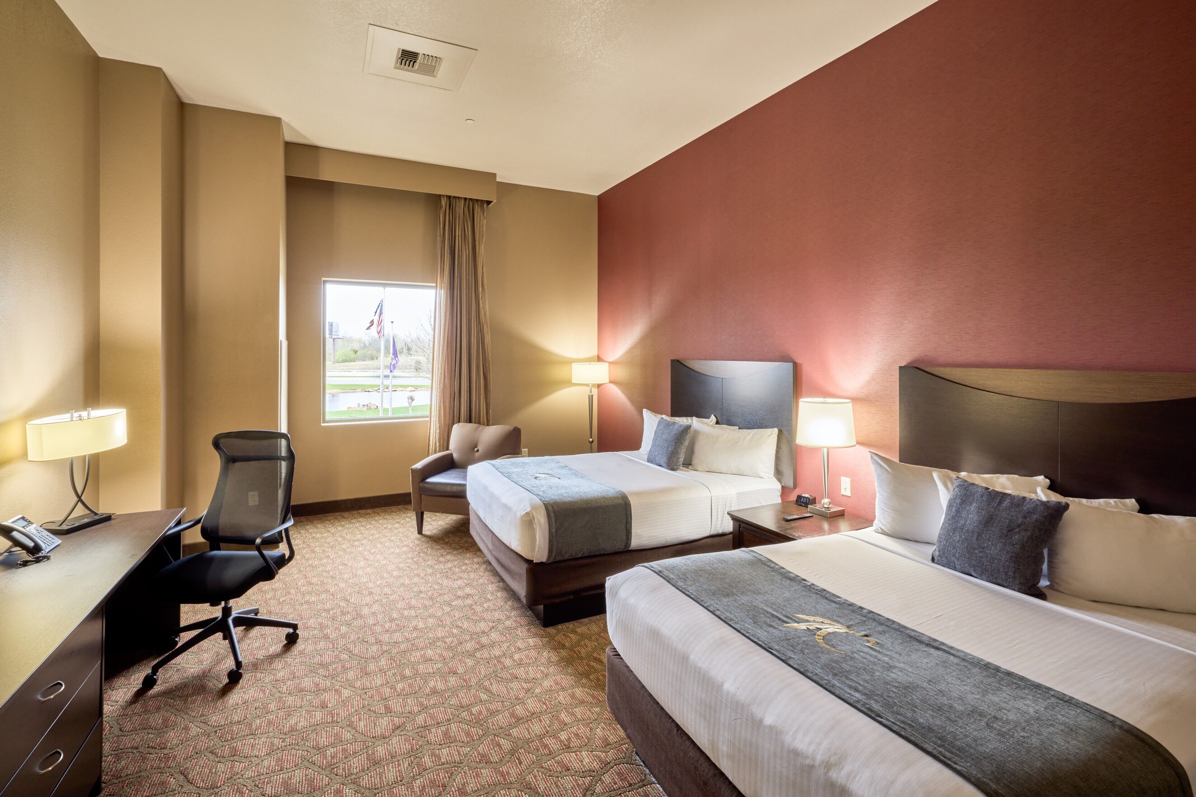 Executive Suite, 2 Katil Ratu (Queen), Non Smoking (Hearing Access, Roll-In Shower) | Peti besi dalam bilik, meja, seterika/papan seterika, Wi-fi percuma 