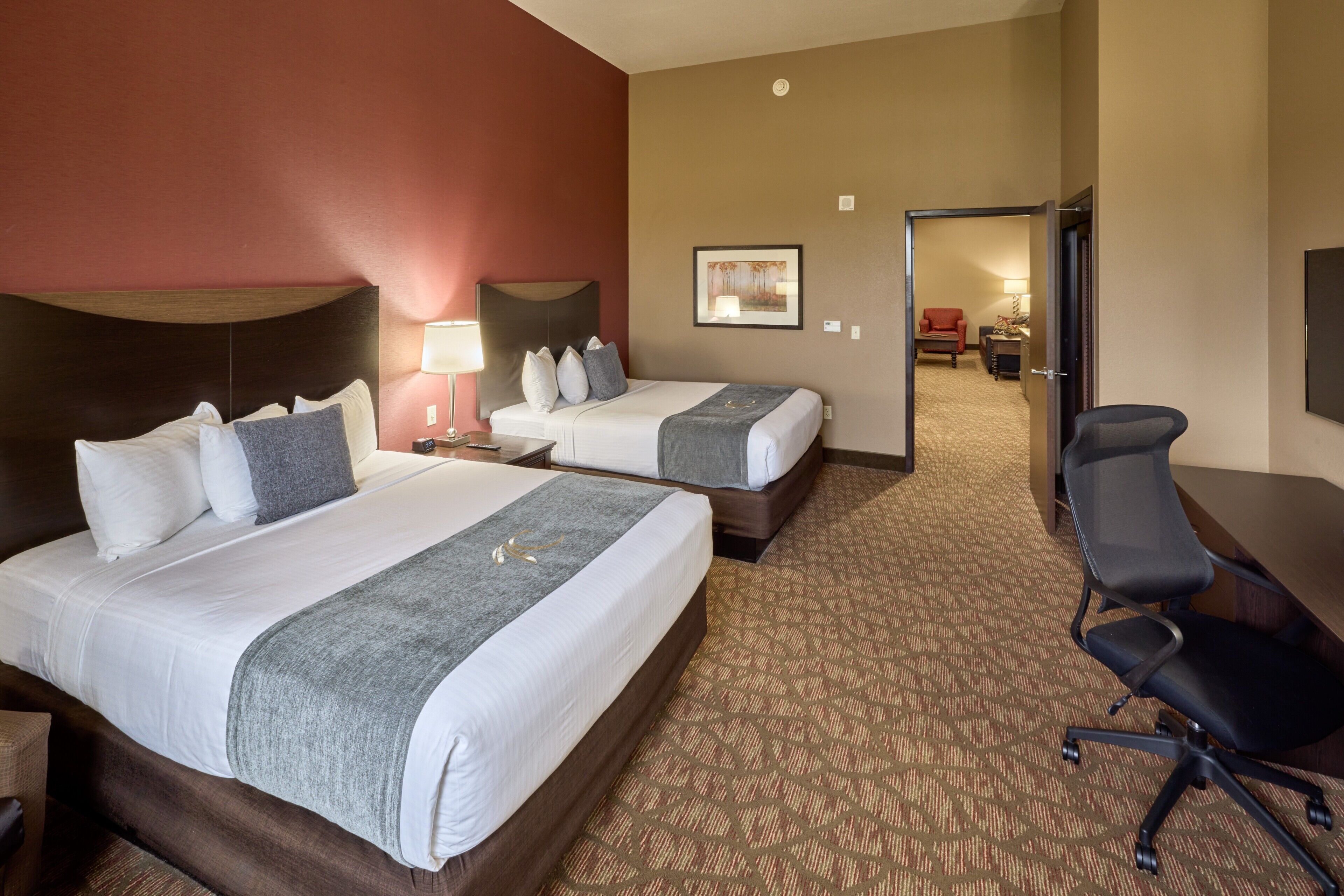 Suíte executiva, 2 camas Queen, para não fumantes (Hearing Access, Roll-In Shower) | Cofres nos quartos, escrivaninha, ferros/tábuas de passar roupa