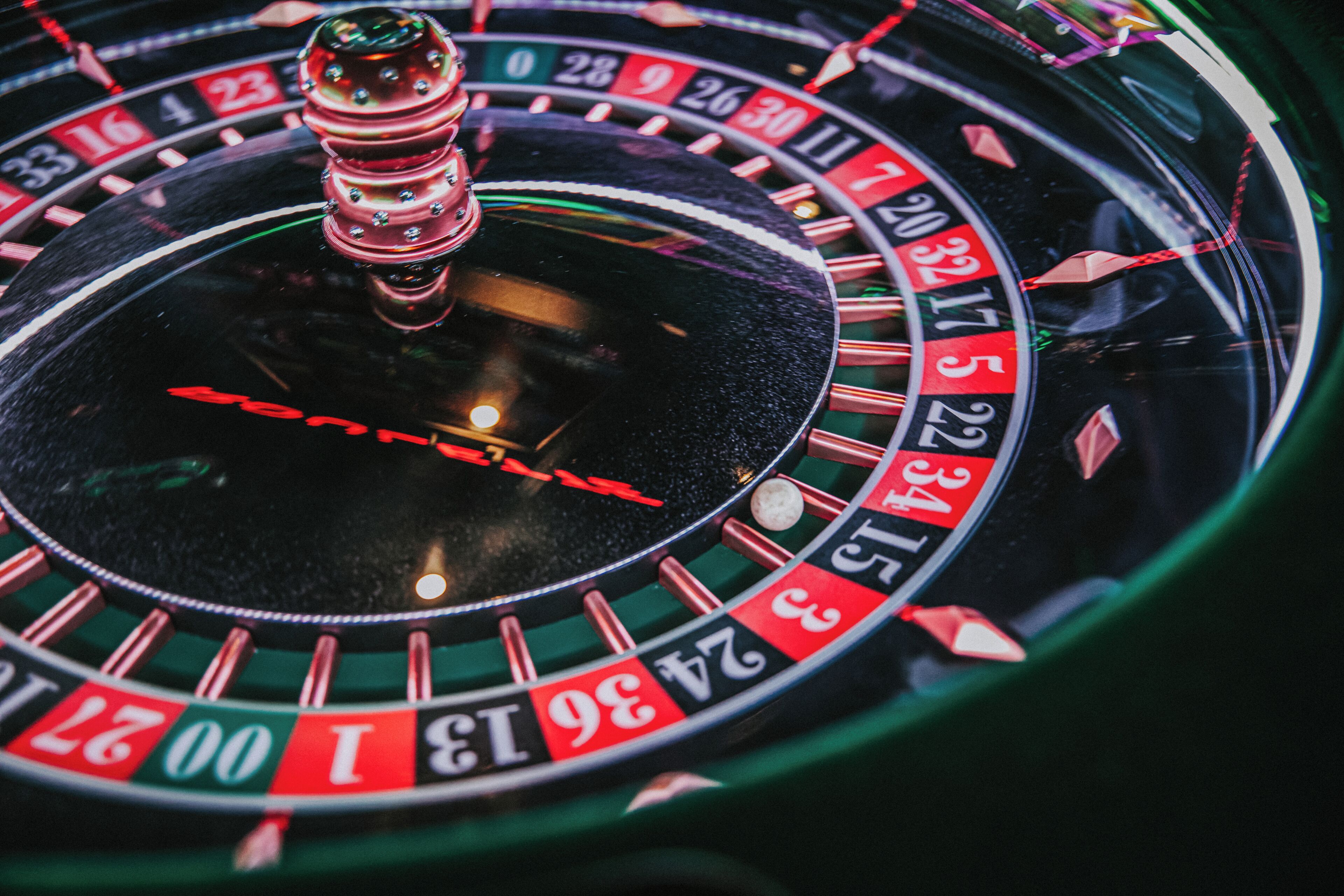 Una ruleta con números y una bola en movimiento.