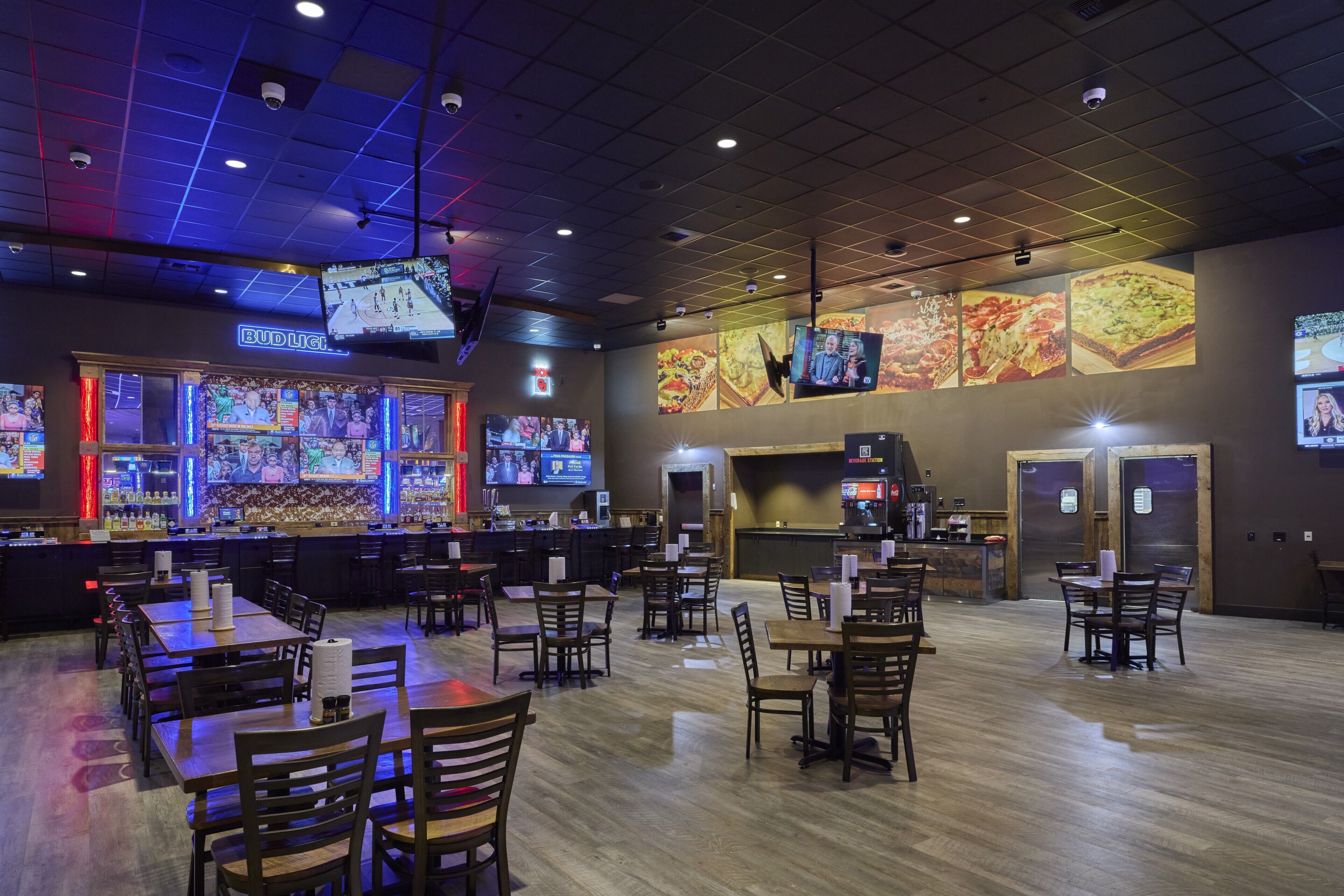 2 间餐厅，供应早餐、午餐和晚餐，美洲菜