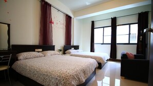A hotel room with two beds, a desk, a chair, and a sofa. - Fu Taitung B&B (Taitung)