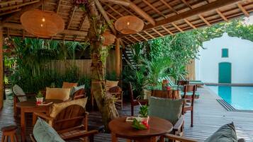 Una piscina al aire libre, una piscina con cascada