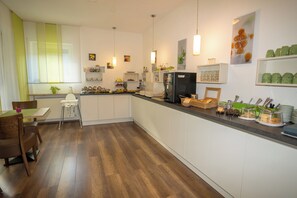 Daily buffet breakfast (EUR 13.9 per person) -  B&B Outlet Hotel – Metzingen – Bad Urach - Free Parking (Dettingen an der Erms)