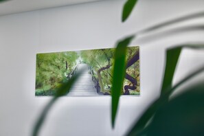Une photographie encadrée représentant un sentier forestier.