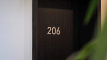 Een detail van een deur met het nummer 206.