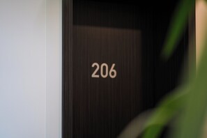 Un gros plan d’une porte portant le numéro 206.