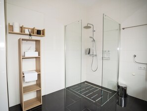 Estudio Confort | Baño | Regadera, amenidades de baño gratuitas, secadora de cabello, pantuflas 