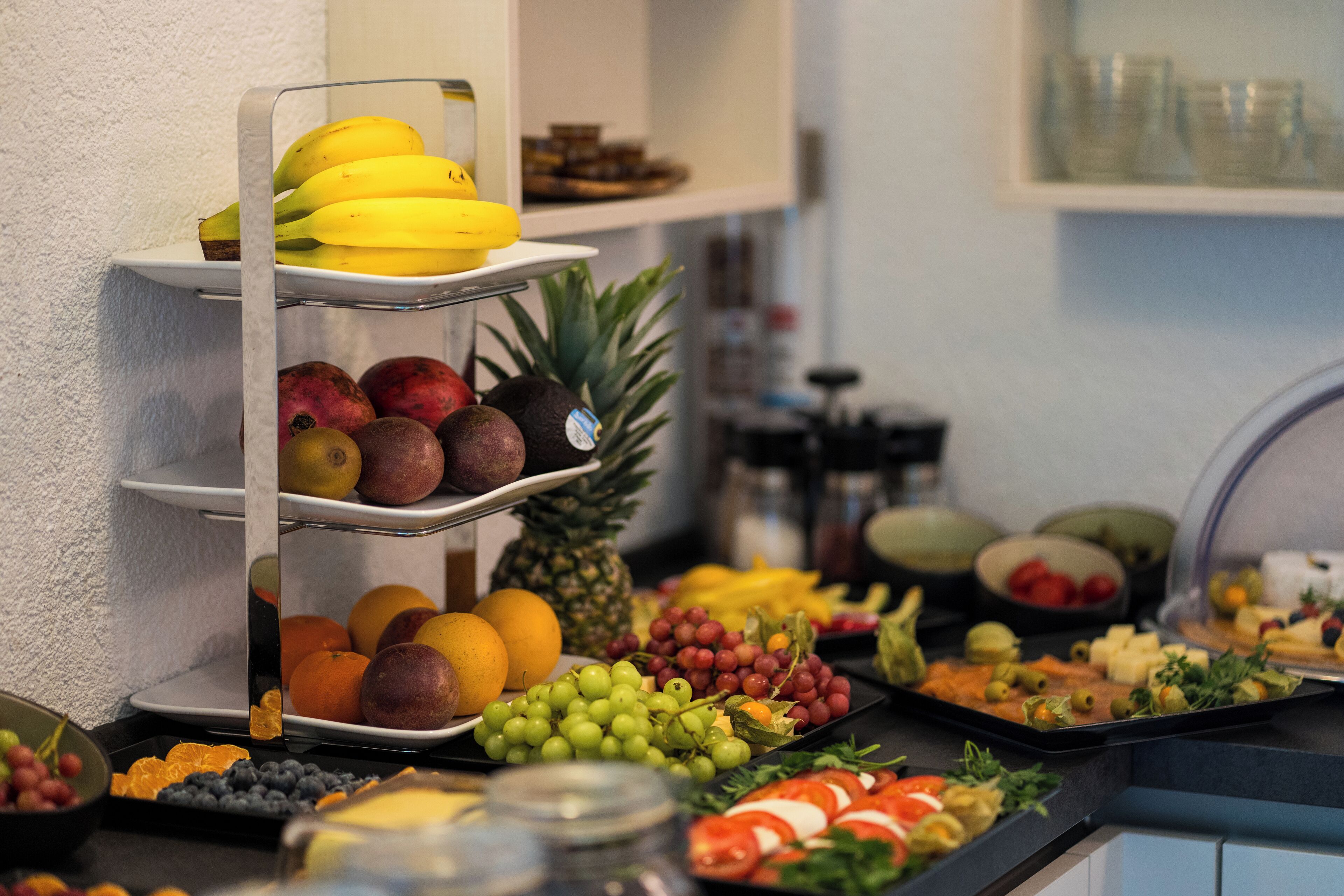 Een buffet met verschillende soorten fruit en groenten.