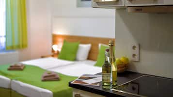 Studio, Kitchen | In-room safe, desk, free WiFi, bed sheets
