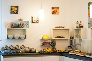 Se ofrece un desayuno bufé todos los días (por un coste adicional)