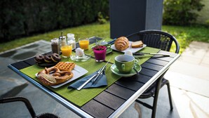 A breakfast table with waffles, croissants, and juice. -  B&B Outlet Hotel – Metzingen – Bad Urach - Free Parking (Dettingen an der Erms)