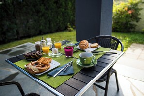 Petit déjeuner buffet (13.9 EUR par personne)