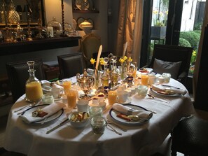 Petit déjeuner buffet (42.50 EUR par personne)