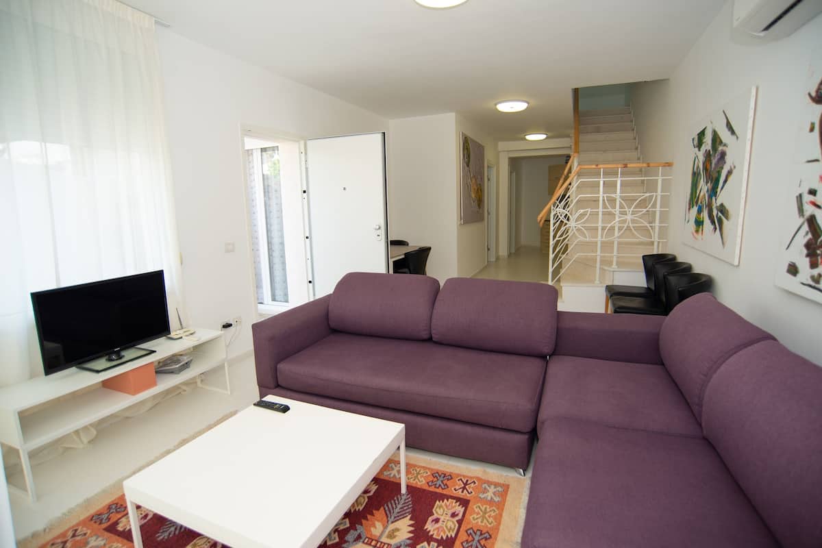 Alloggio su due livelli, 3 camere da letto, 2 bagni | Area soggiorno | TV a schermo piatto