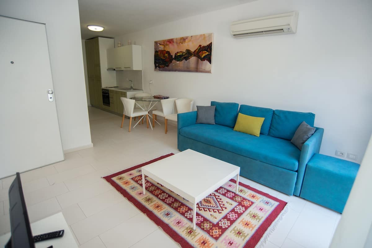 Appartamento, 2 camere da letto, patio (3 Adults) | Area soggiorno | TV a schermo piatto