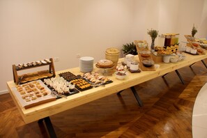 Daily buffet breakfast for a fee - Bougainville Bay Serviced Apartments (Sarandë)