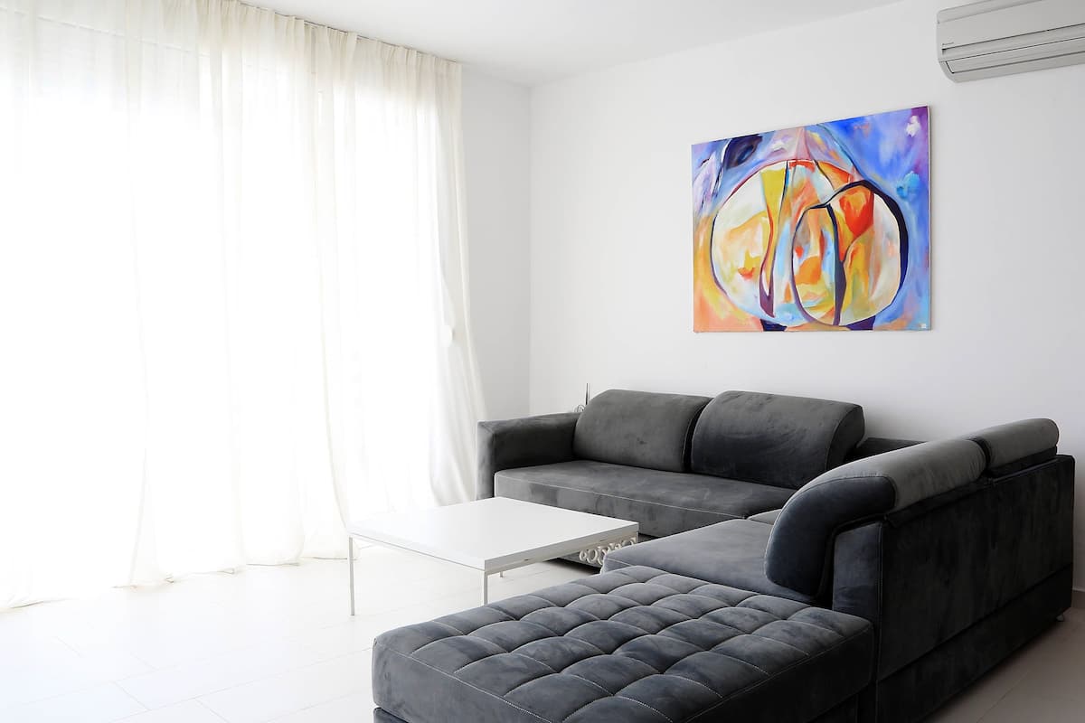 Alloggio Comfort su due livelli, 2 camere da letto, 2 bagni, vista mare | Area soggiorno | TV a schermo piatto