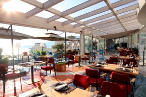 2 间餐厅,地区菜