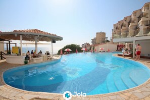 2 bars/lounges, rooftop bar