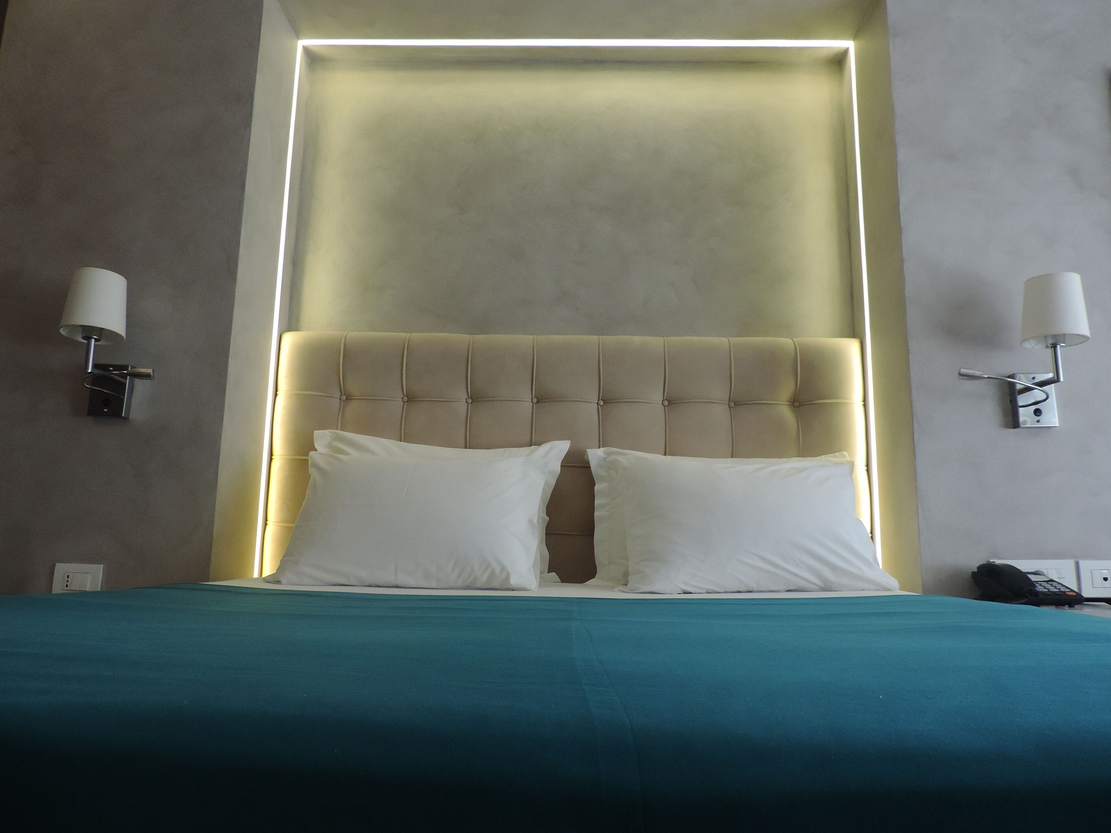 Double Room with Pool View | Ropa de cama de alta calidad y minibar 