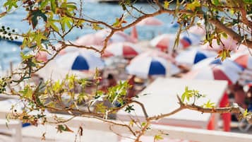 Chaises longues, parasols, serviettes de plage