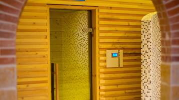 Une entrée en forme d’arche, en bois, menant à une pièce portant l’inscription « BiosauNA ».