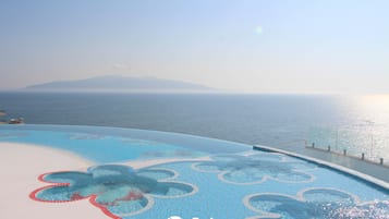 Una piscina techada, una piscina al aire libre de temporada, sombrillas