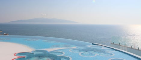 Una piscina cubierta, una piscina al aire libre de temporada, sombrillas