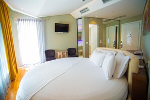 ห้องดีลักซ์ดับเบิล | เครื่องนอนระดับพรีเมียม, มินิบาร์, ตู้นิรภัยในห้องพัก, ห้องเก็บเสียง