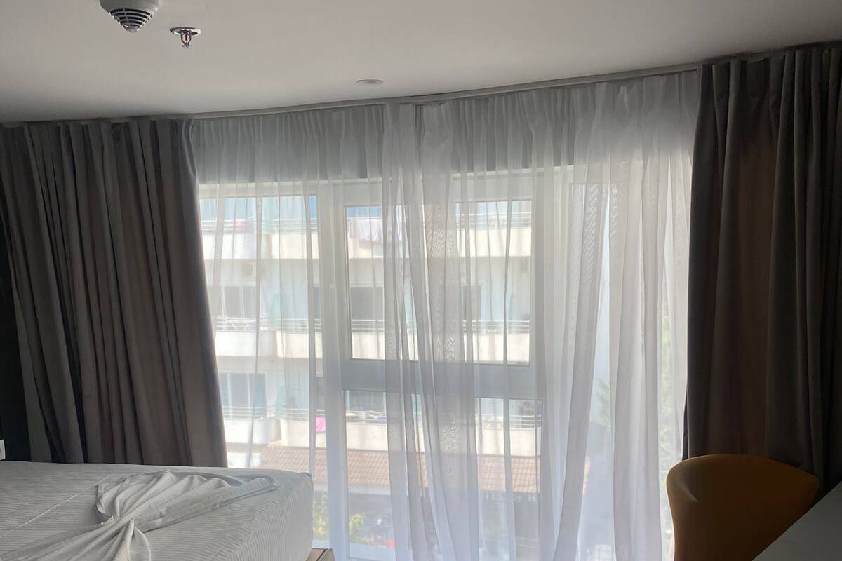 Een hotelkamer met een bed, een bureau en uitzicht.