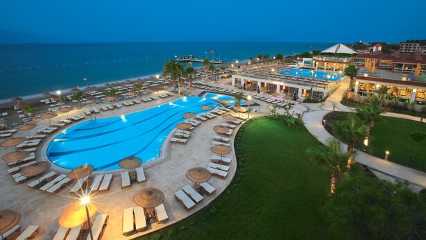 A resort with a large swimming pool, sun loungers, umbrellas, and a view of the sea. - Armonia Holiday Village & Spa (Bodrum)