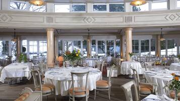2 restaurants; breakfast, lunch, and dinner served