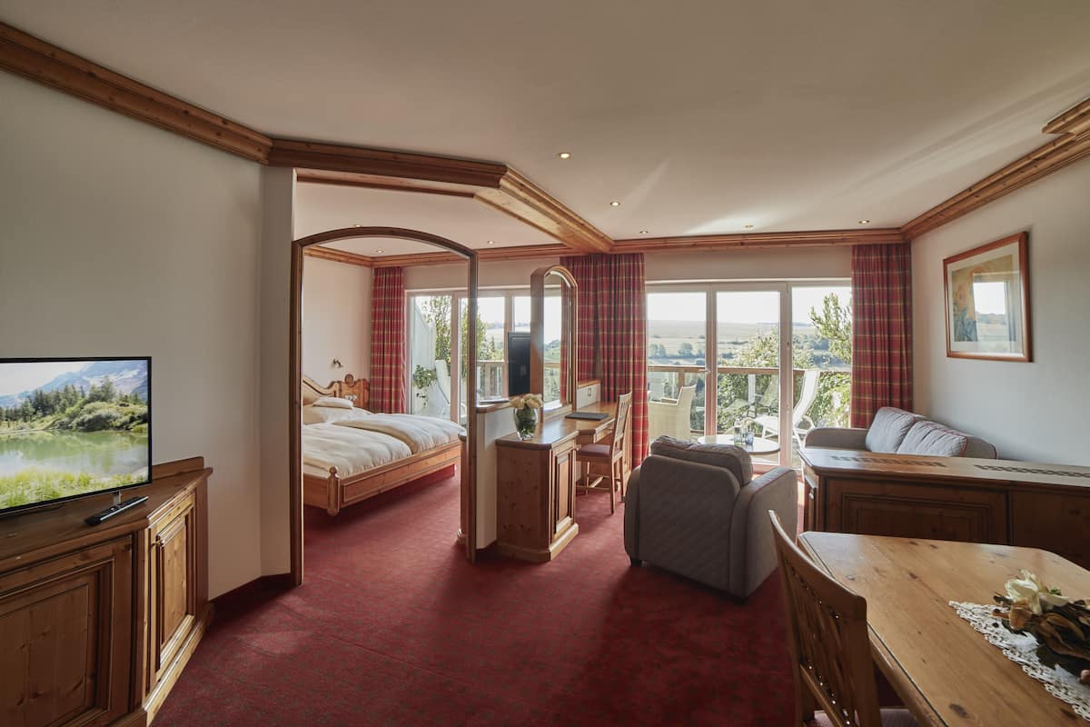 Junior Double Room | Minibar, in-room safe, individually decorated, individually furnished